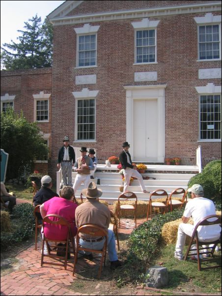 See! They were'nt just playing to empty chairs!